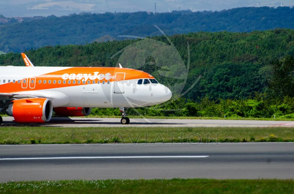 EasyJet A-320 Taxiing into Bristol (EGGD)