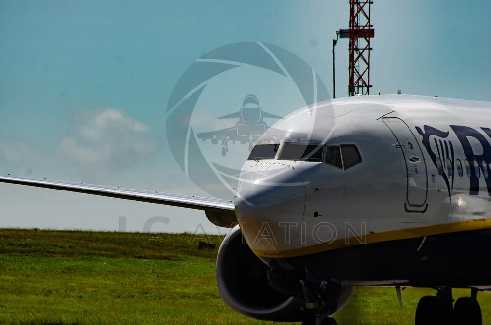 Ryanair Boeing 737 Taxiing into Bristol (EGGD)