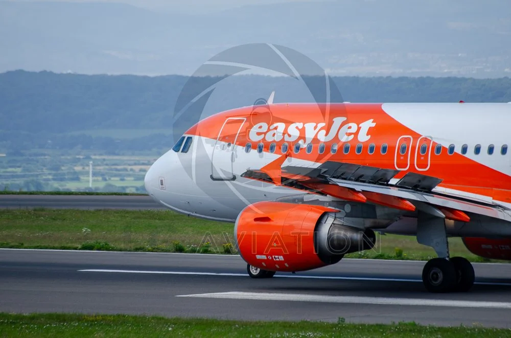EasyJet approaching end of Runway 27, Bristol (EGGD)