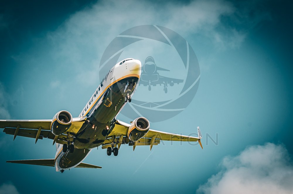 Ryanair Boeing 737 on Finals for RWY 27 Bristol (EGGD)