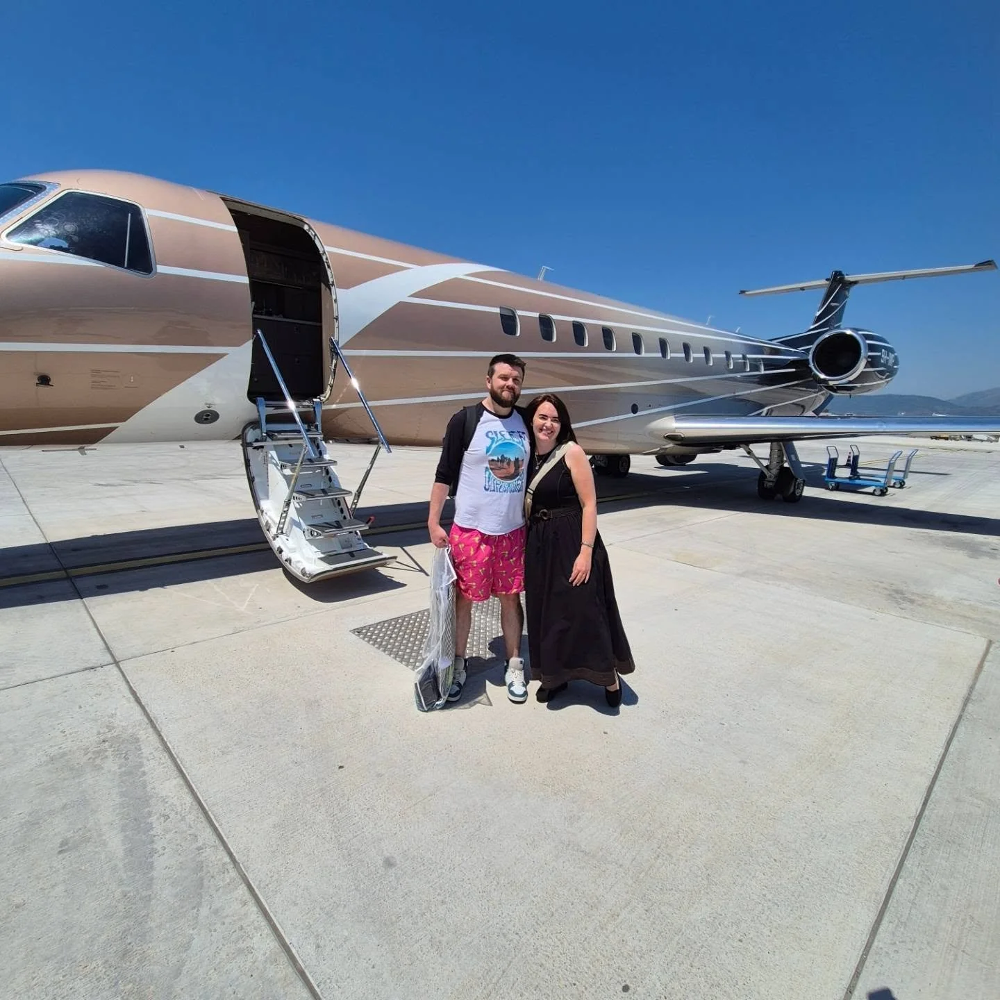 There are worse ways to start a Sunday. Off to Italy for @mhairiedavidson wedding with @currik49, @shonad3361 and @icd59. The only time I'll ever get to experience a private jet unless I take up black market organ harvesting as a profession.