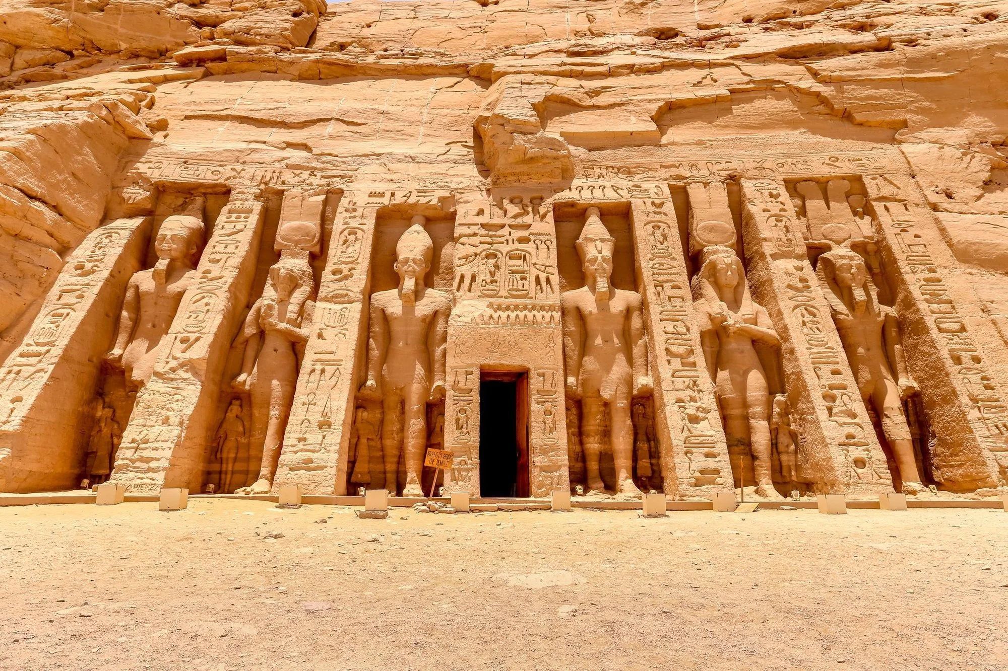 nefertari-ramesses-colossi-abu-simbel.jpg