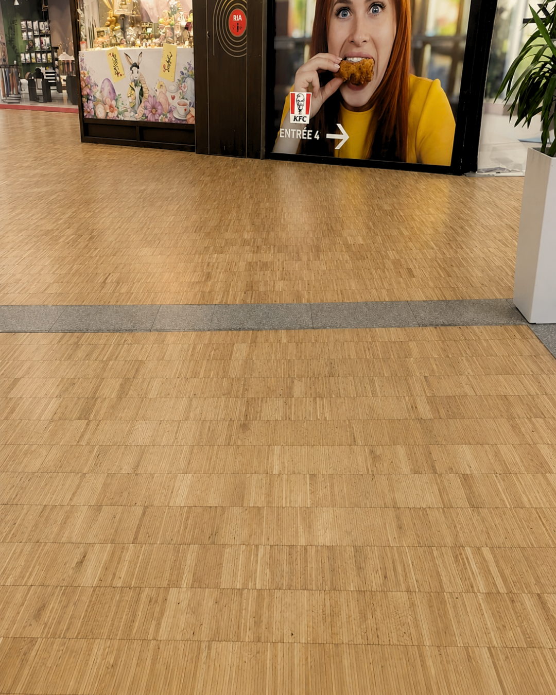 Chantier de rénovation de parquet réalisé par Patrick Services Parquets au centre commercial Art de Vivre à Éragny.