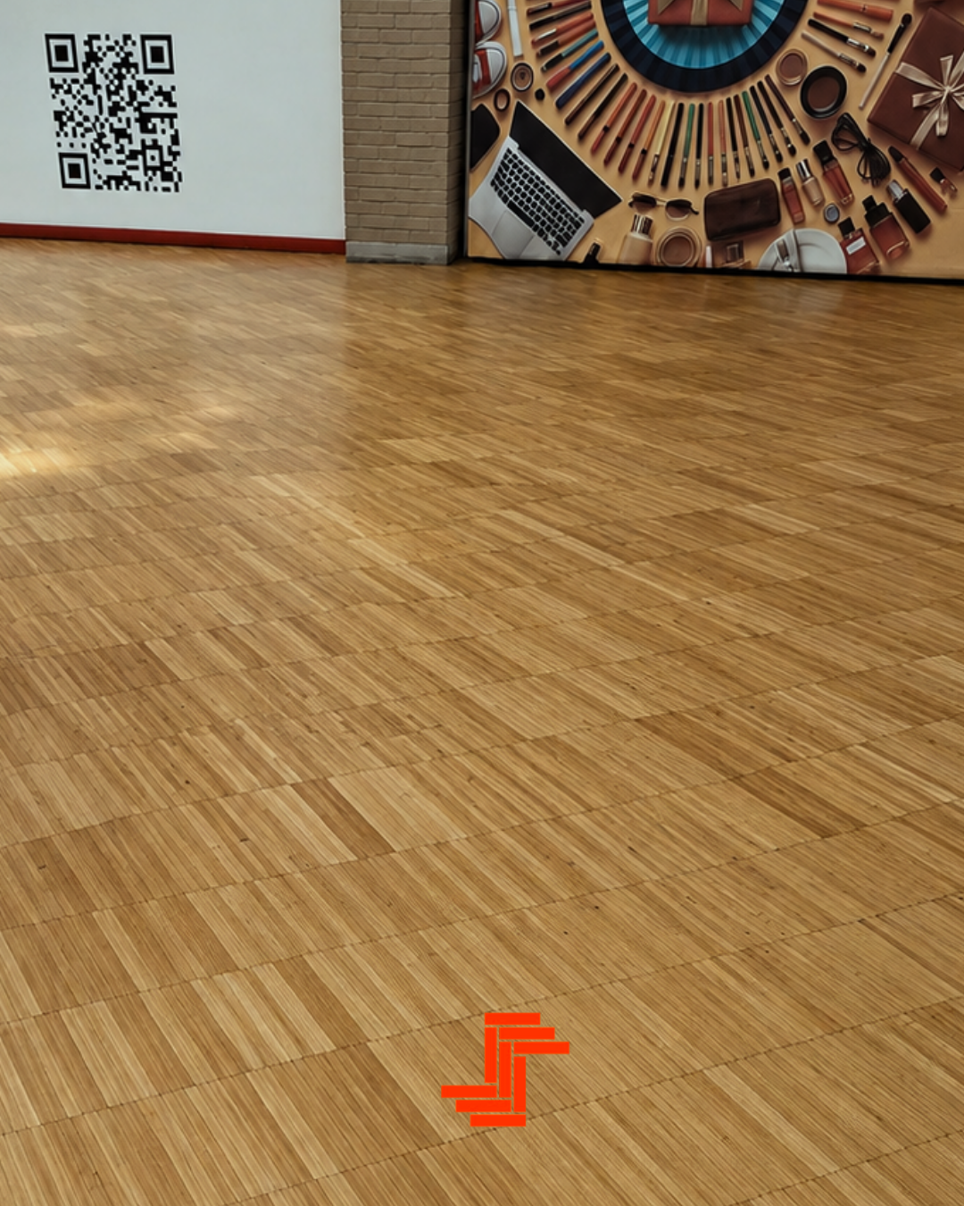Ponçage et vitrification d’un parquet massif sur champ dans les parties communes du centre commercial Art de Vivre à Éragny.