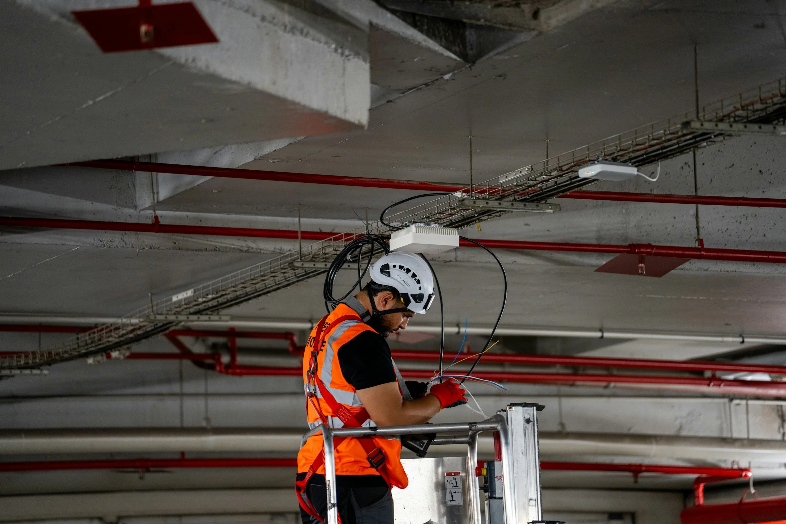 Boom vs. Scissor Lift: The Fall Arrest &amp; Harness Mistakes Middle Tennessee Crews Make (29 CFR 1926.453)