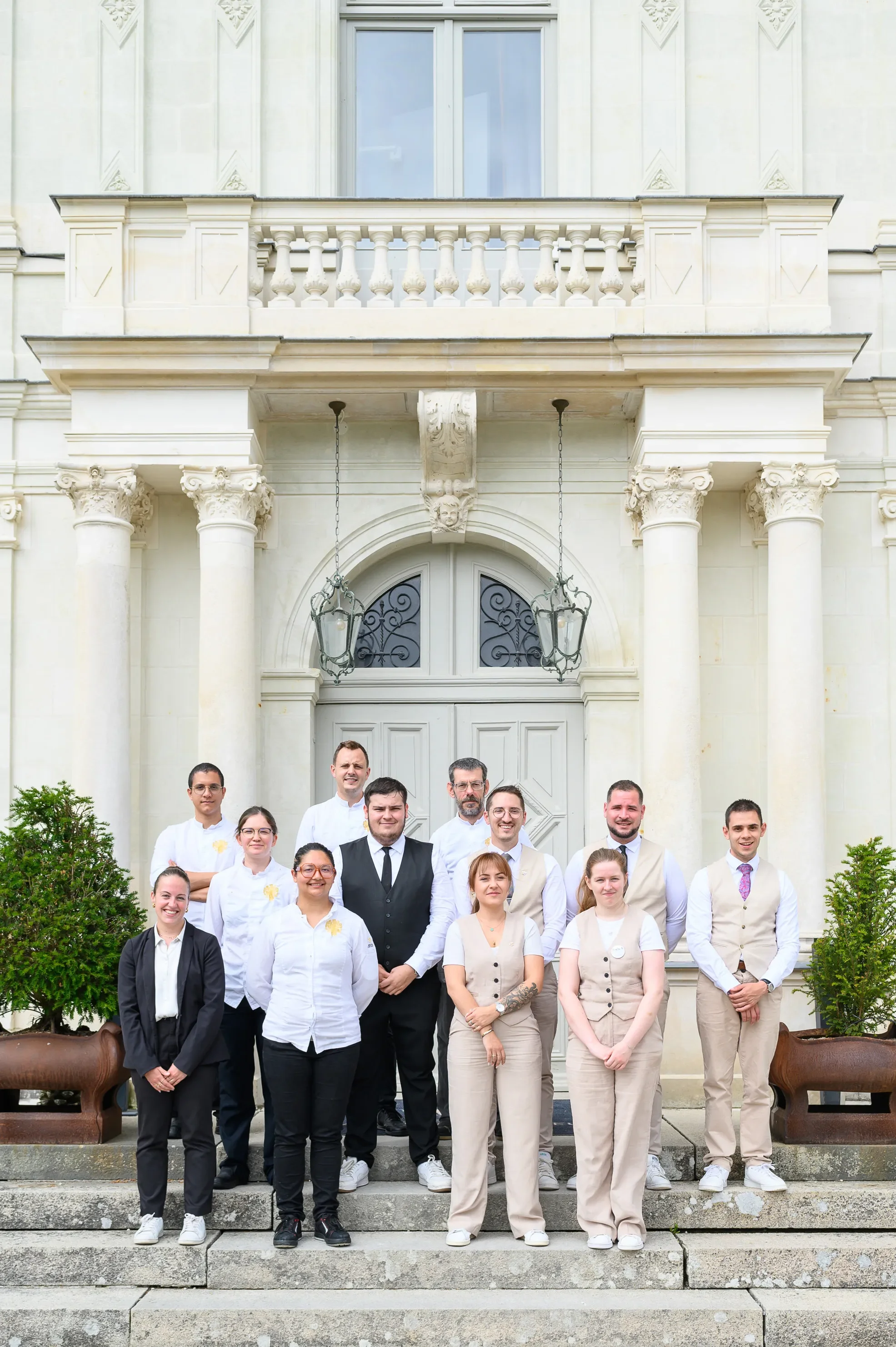 Portrait d'équipe d'entreprise devant un bâtiment, photographie professionnelle valorisant les collaborateurs et l'identité de l'entreprise.