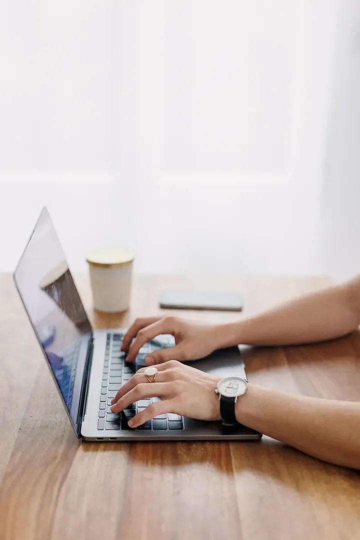 ordianteur de la fondatrice de signature stratégie qui tape un compte rendu de plateforme de marque pour une entreprise dans le 44