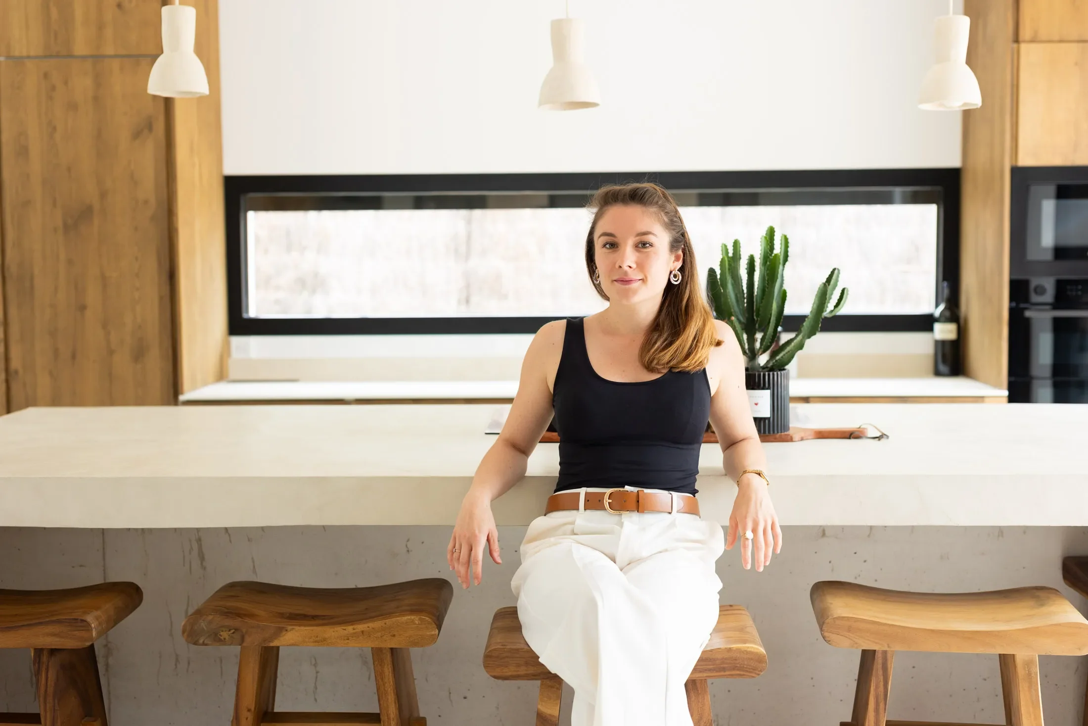 Photographe spécialisée en image de marque travaillant avec une entrepreneure pour construire une identité visuelle stratégique.