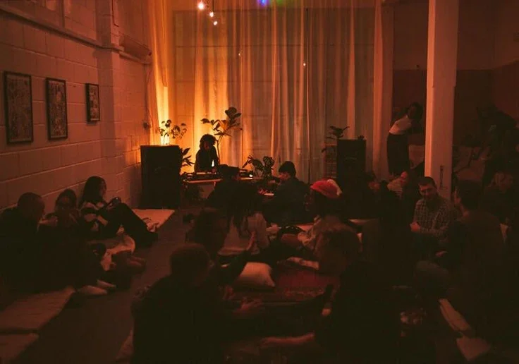 THE LISTENING ROOM - Apple Music