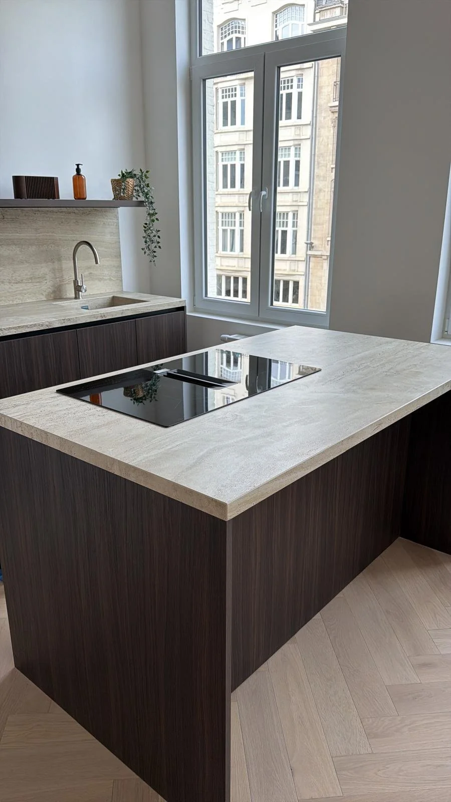 Nieuwe keuken schoongemaakt in een gerenoveerd appartement