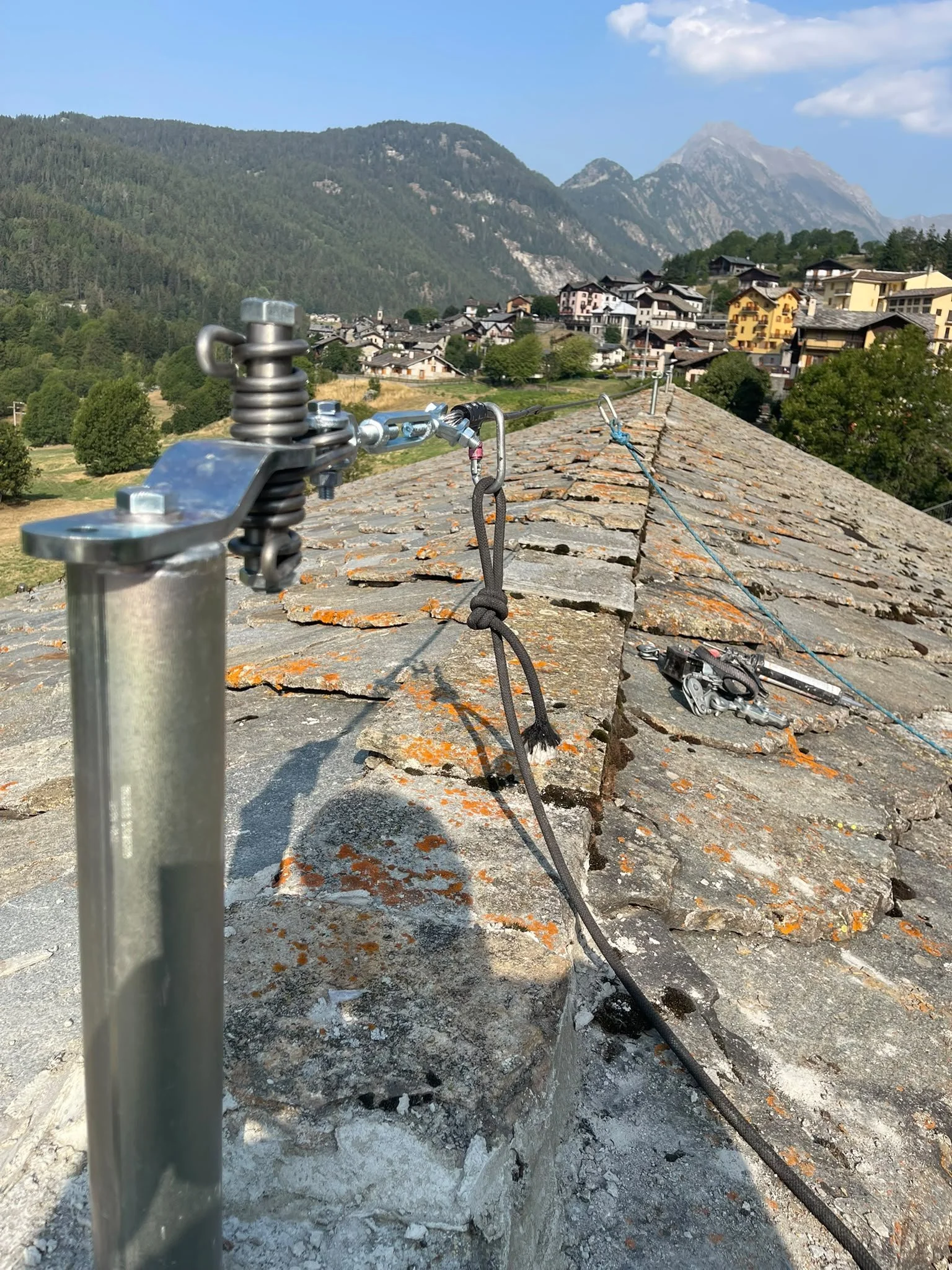 Installazione di pali di ancoraggio su una copertura in pietra