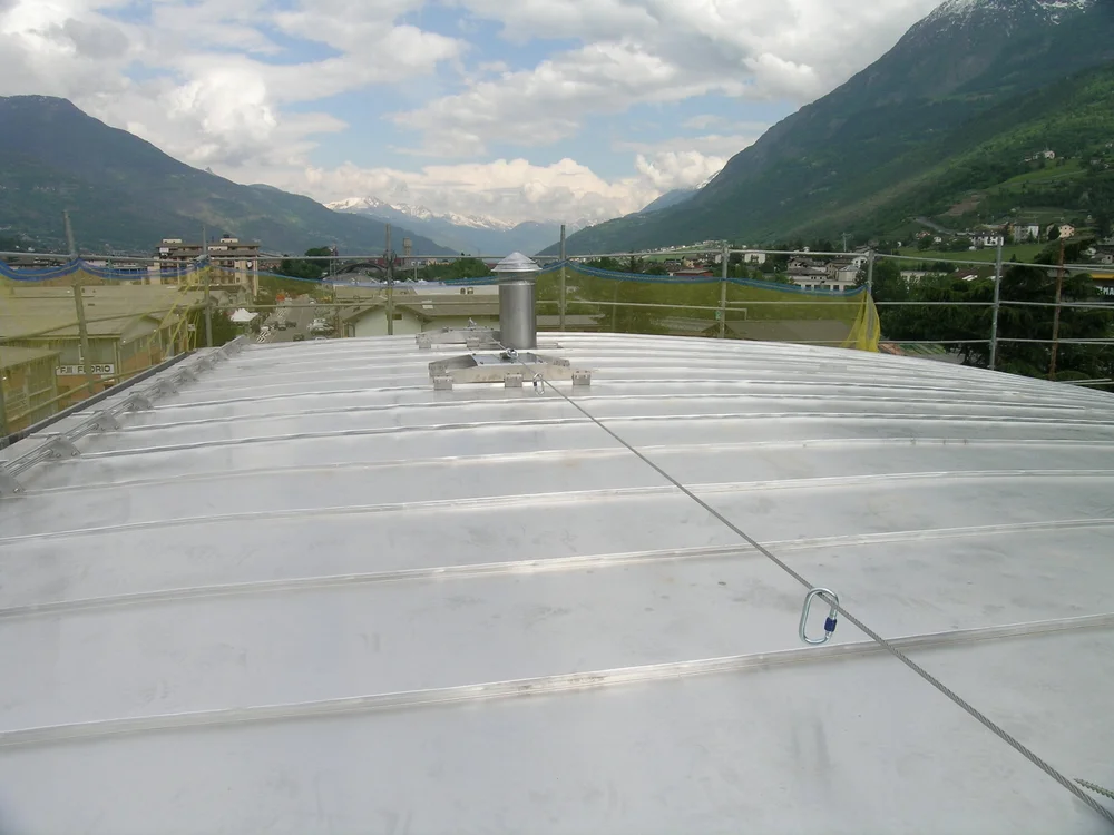 Installazione di una linea vita su una copertura