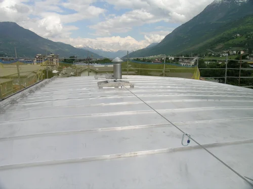 Installazione di una linea vita su una copertura