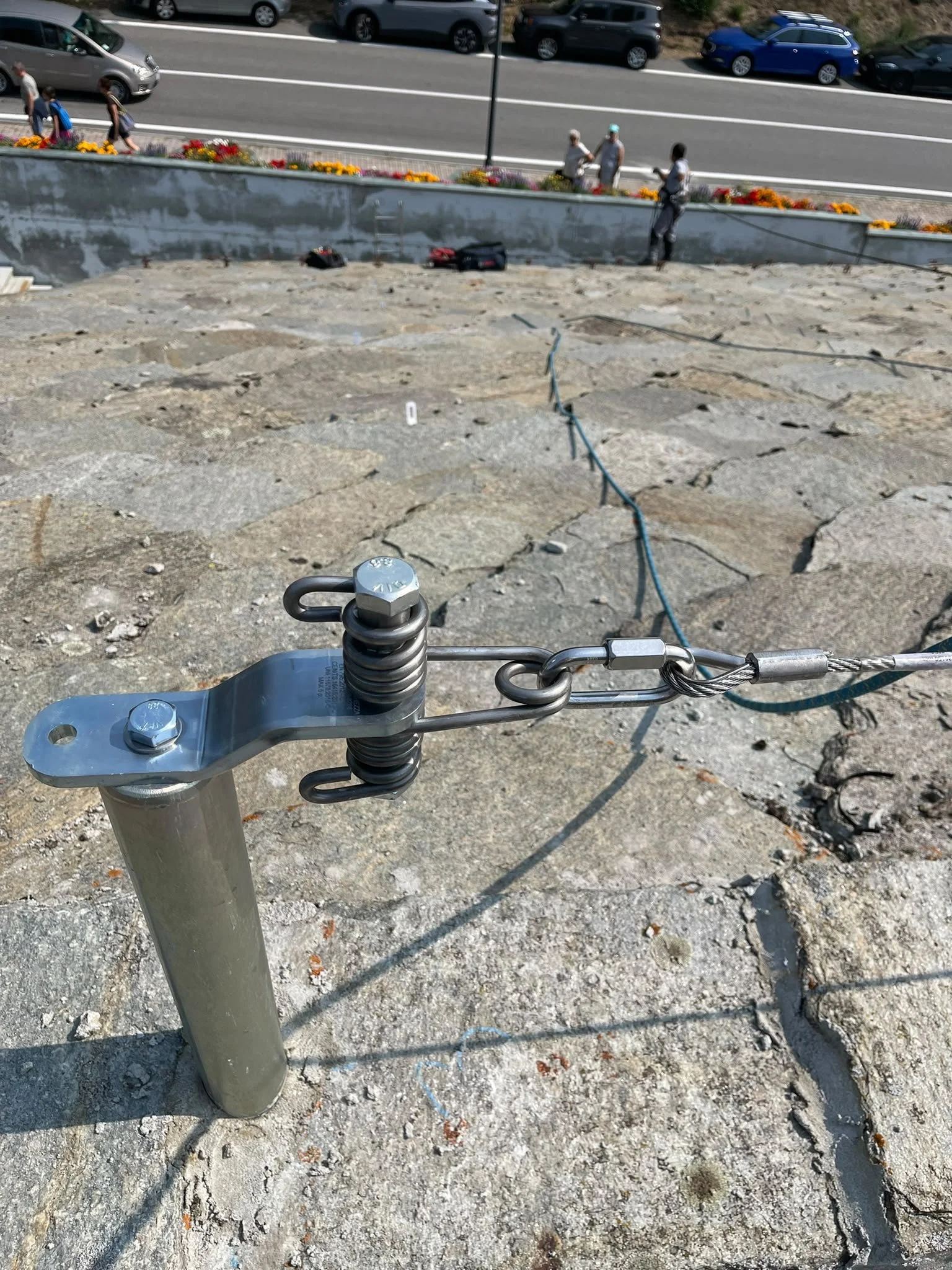 Sistema anticaduta installato sul colmo di una copertura in pietra