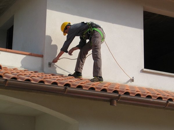 Intervento tecnico in quota su una copertura