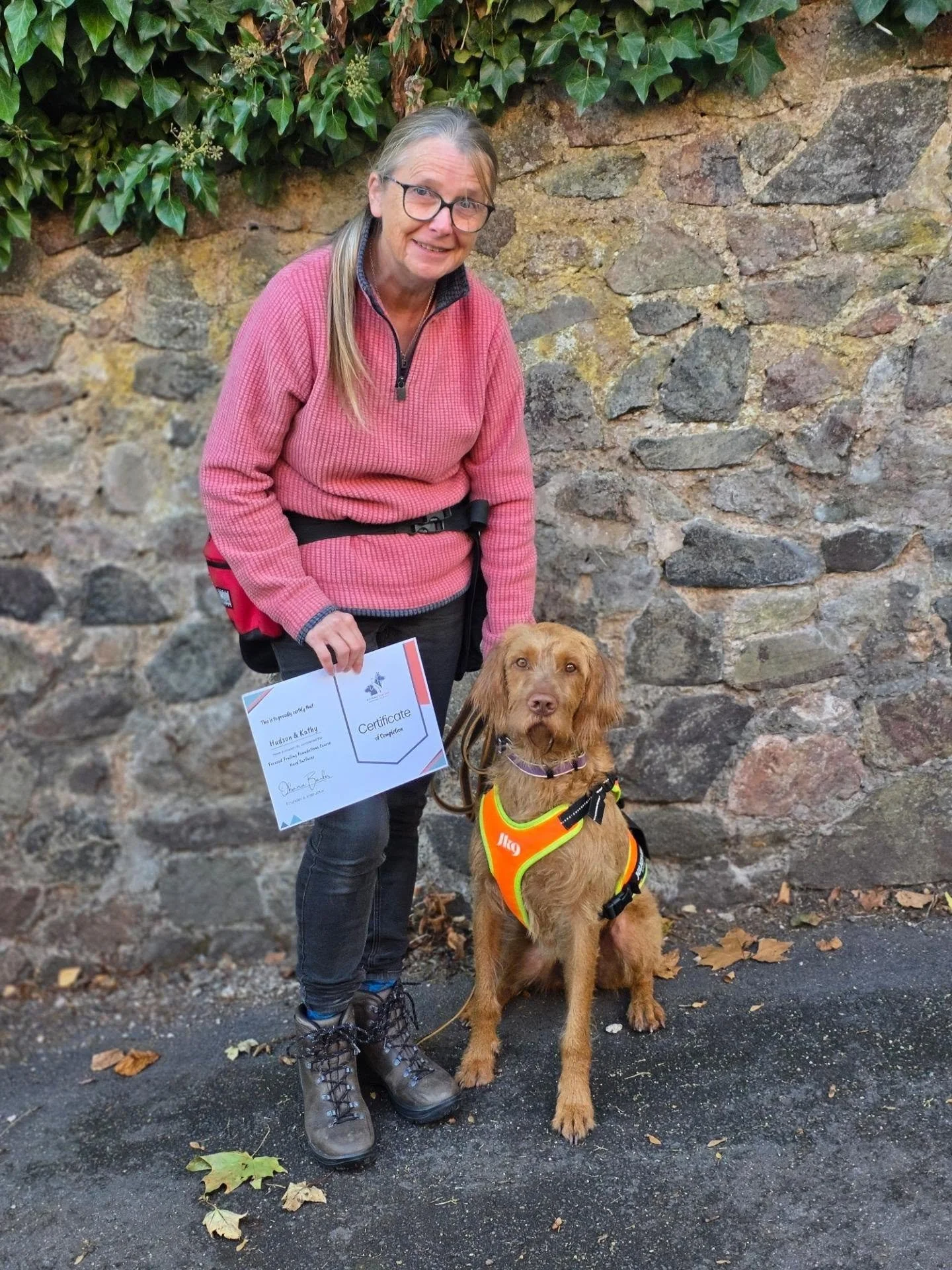 Sometimes we train. Sometimes we test.

Yesterday, three dog and handler teams finished their Focused Trailing Foundations course on Hard Surfaces with a mini-assessment! Of course there were nerves and overthinking, but above all I hope this "t