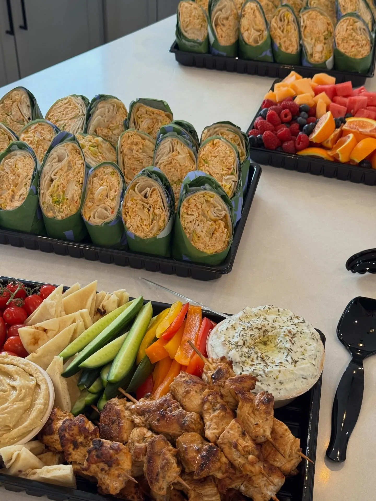 a quick catering spread for a brokers open today🏠with @be_wellfed !!

menu includes spicy chicken ceasar wraps, mezze board with chicken skewers, hummus, and cucumber dip, charcuterie board, and a fruit tray

#catering #philly #personalchef #private