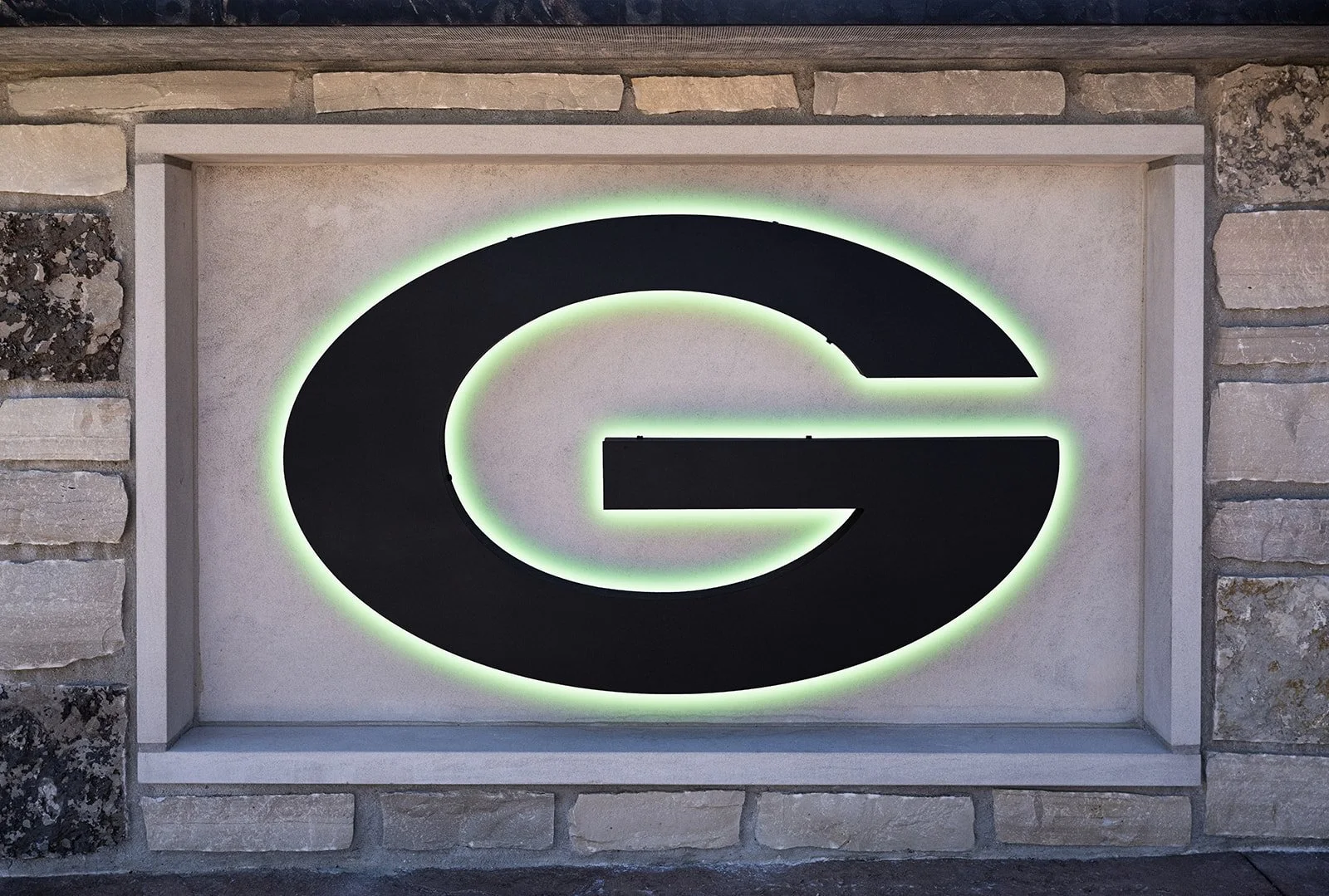 green-bay-airbnb-exterior-884-stadium-drive-lambeau-field-rental-DF4a0hXm.jpg