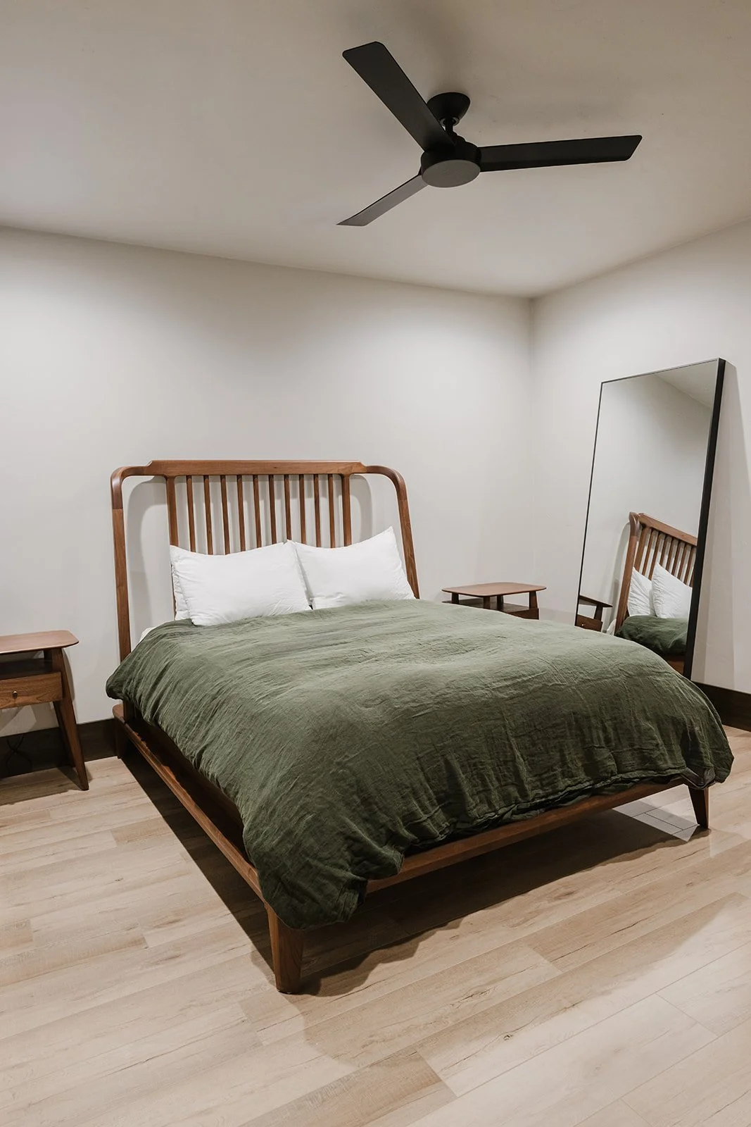 wisconsin-airbnb-specs-bedroom-view-stadium-drive-GaRbtEQK.jpg