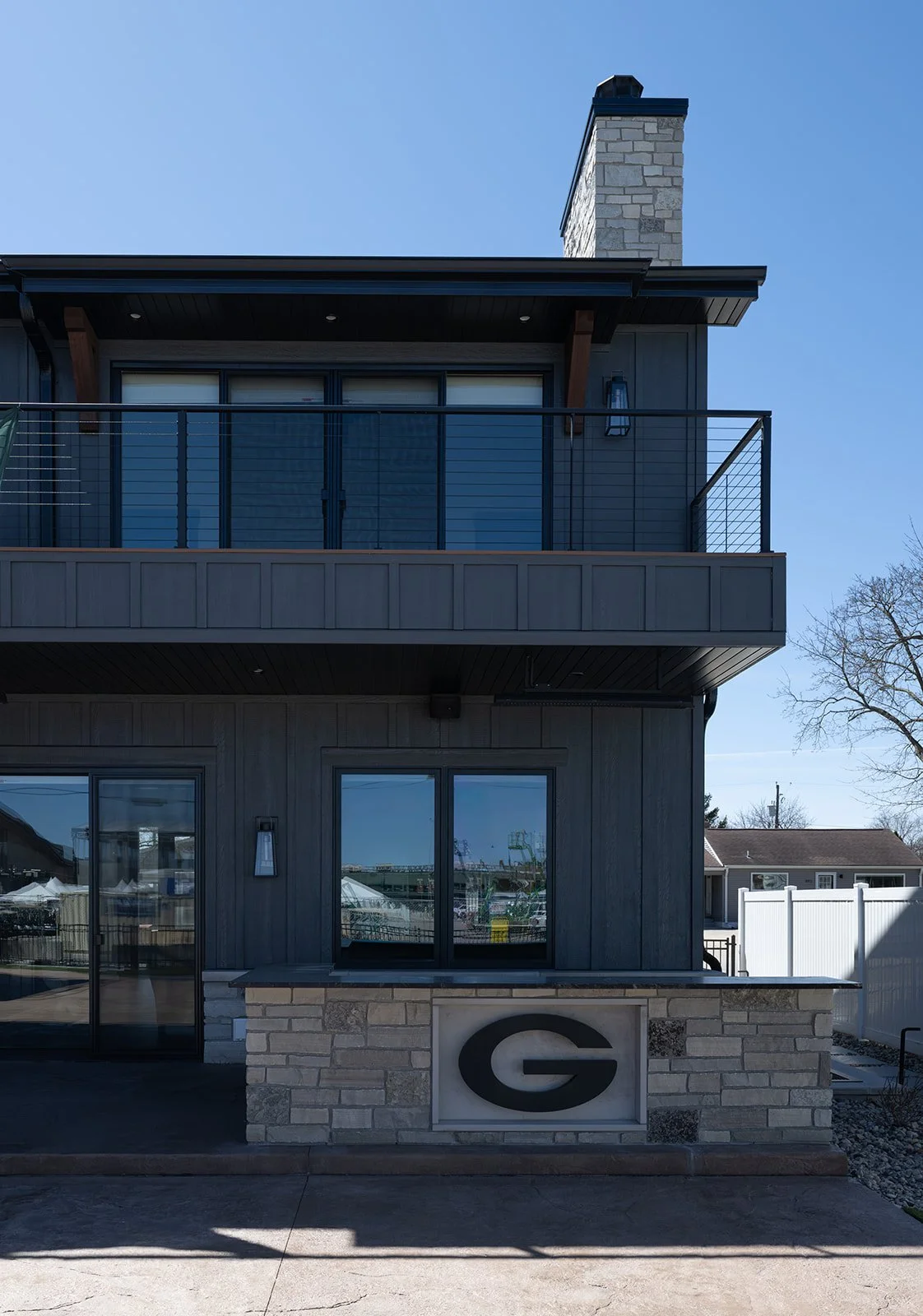 green-bay-airbnb-exterior-view-packer-game-day-house-CYyLGnC5.jpg