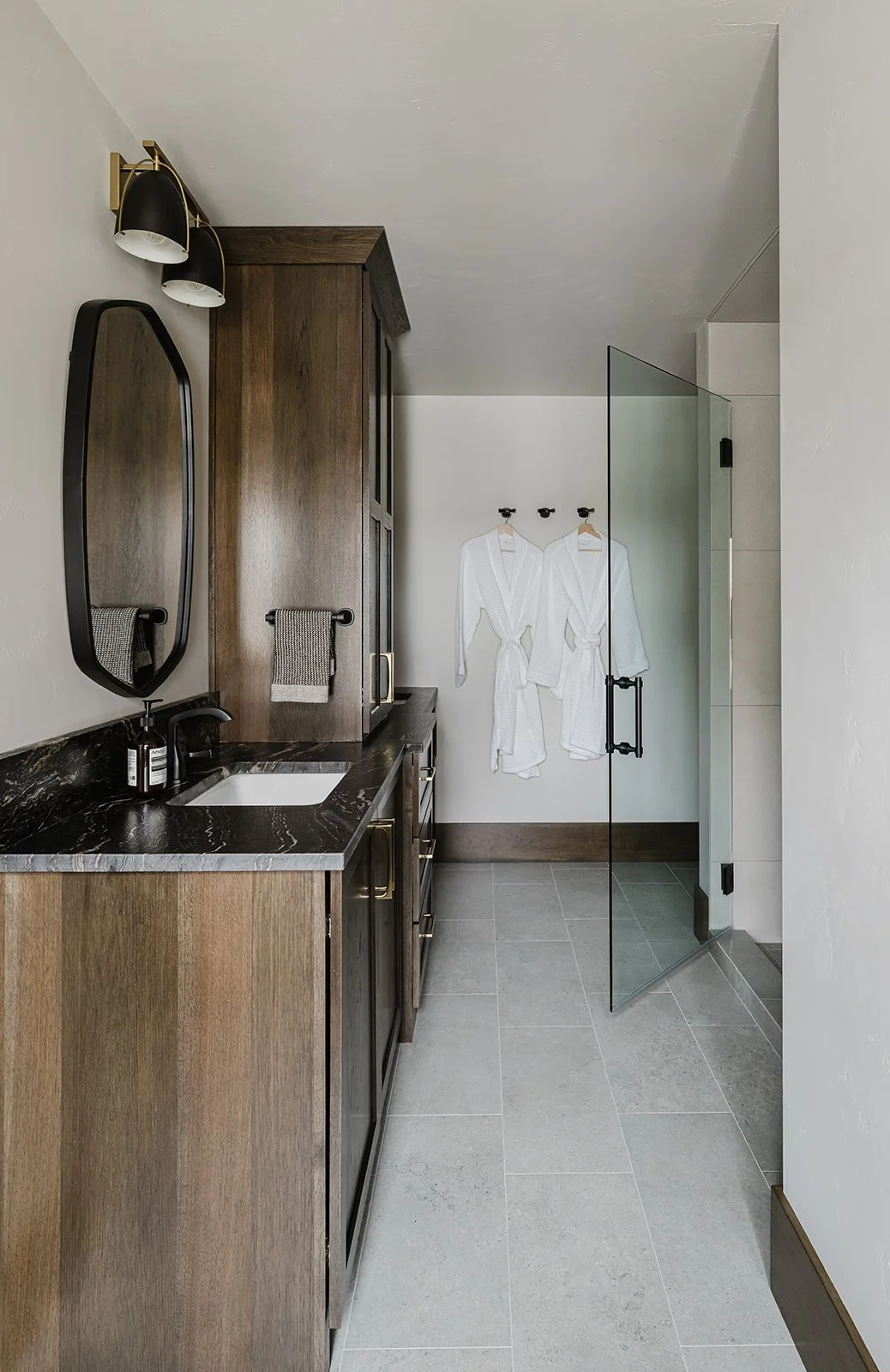 wisconsin-airbnb-bathroom-premium-facilities-stadium-drive-ByIYX9xb.jpg