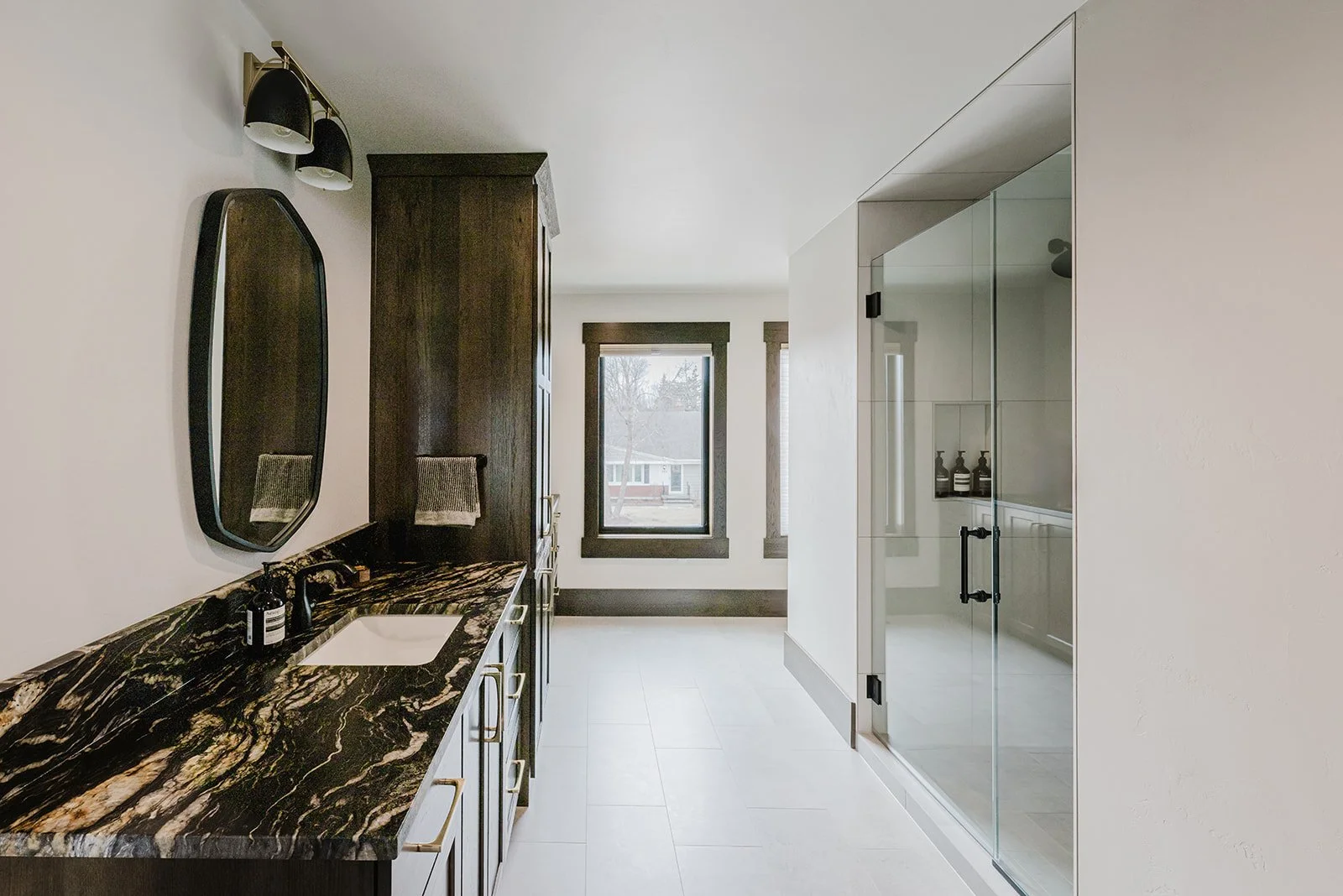 wisconsin-airbnb-kitchen-entertaining-packer-games-CWFEVrc5.jpg