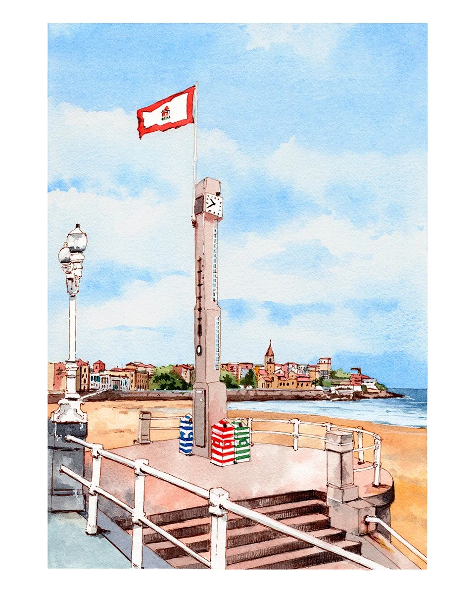 Una vista de una zona frente al mar con un reloj en una columna y la bandera de Per¿ en una licra, junto a botequines de colores, y una ciudad de fondo con un cielo despejado.