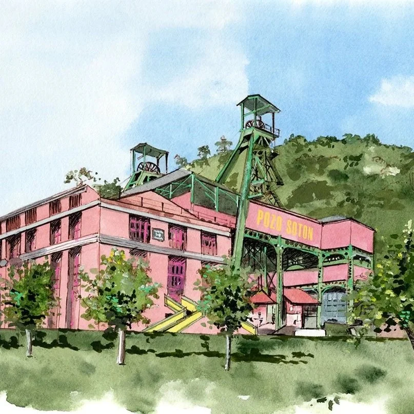Ilustración de una antigua mina de carbón con estructura de hierro rosa y verde, llamada 'Pozo Soto', rodeada de árboles y colinas verdes bajo un cielo azul.