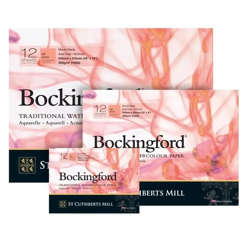 Tres paquetes de papel de acuarela Bockingford de diferentes tamaños y tipos, con envoltura de colores rosados y negros, de la marca St. Cuthberts Mill.