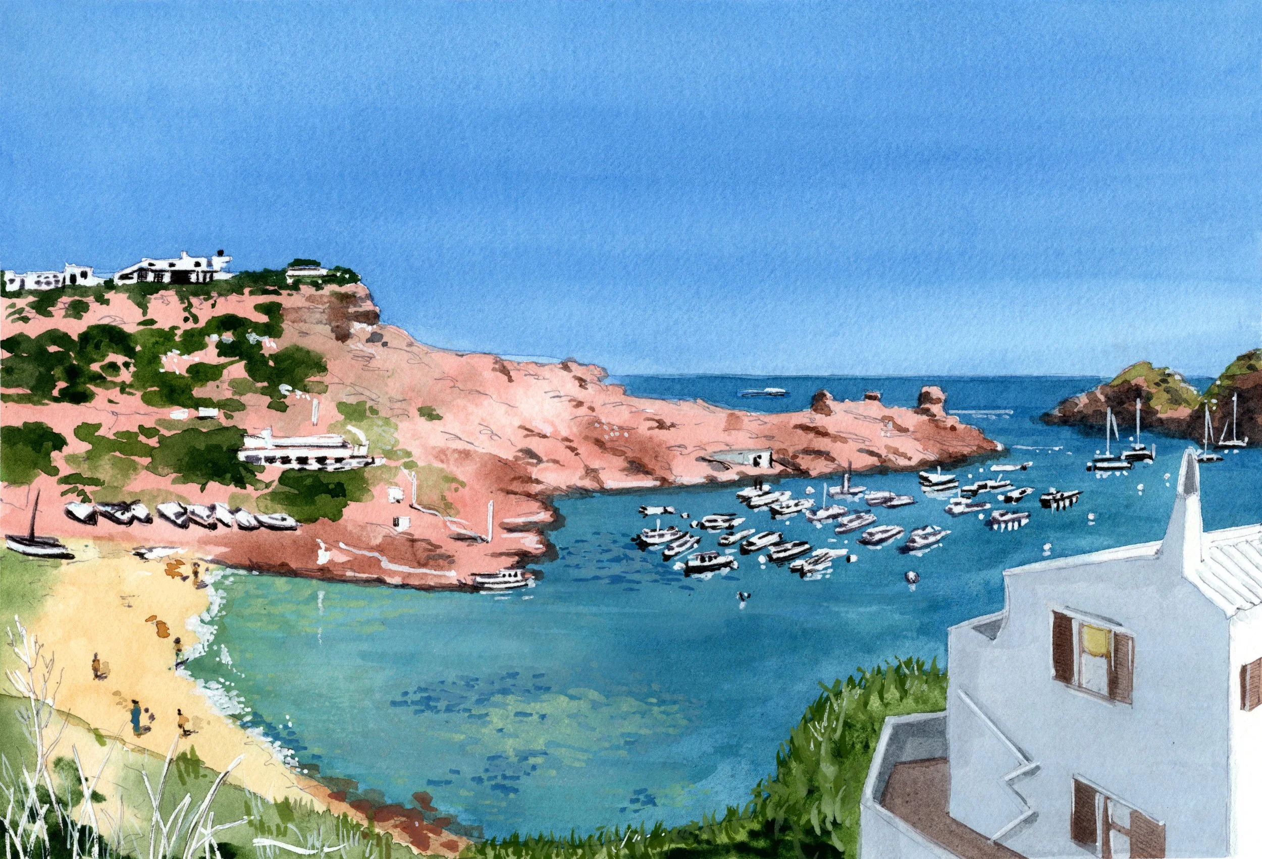 Paisaje costero con acantilados, casas blancas en lo alto, área de playa con sombrillas y sillas, barco en el agua y cielo despejado.