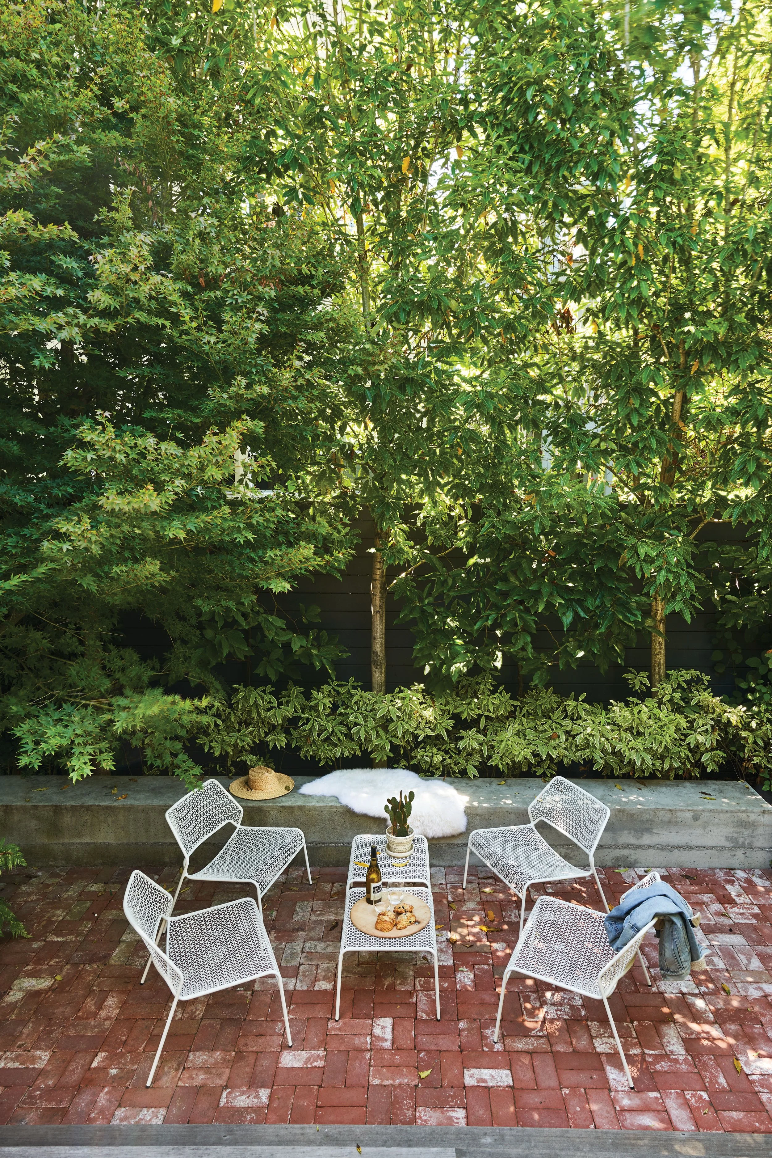 27_Lord_Schriber_Garden_thru_windows_07255.jpg