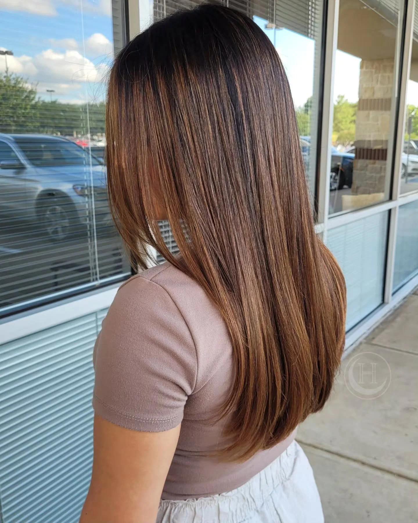 &bull;AFTER&bull;DURING&bull;BEFORE&bull;
I know videos are all the rage, but the OG social media standards will always be dear to my heart. 
✨️Services included: 
-Teasy light foilayage with K18
-Toner: @redken 06NB+06G+07NCH
-Haircut &amp; style
97