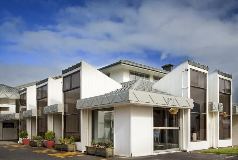 Exterior of Park Central Rotorua hotel building.