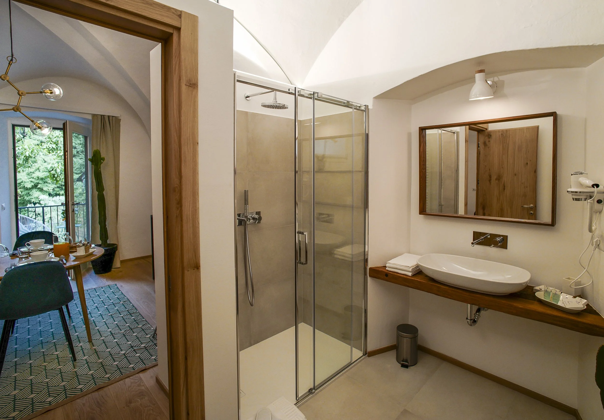 Modern bathroom at Palazzo Giani with walk-in shower, elegant finishes and natural light, designed for a comfortable stay in Chiavenna.