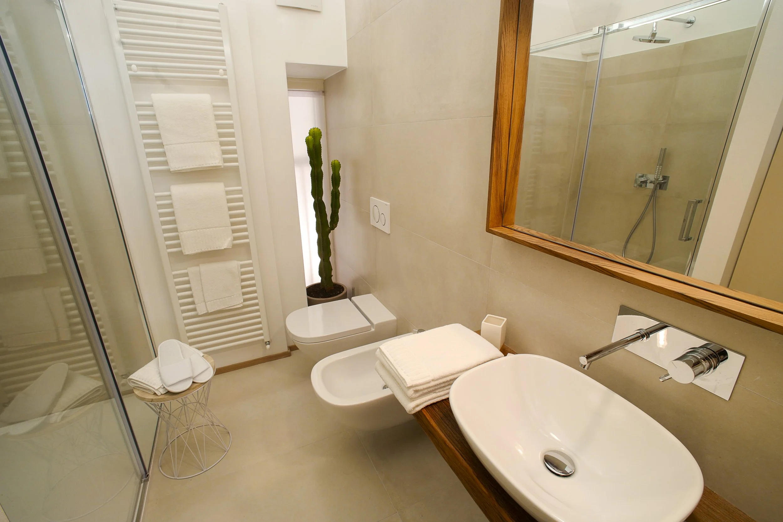 Modern bathroom at Palazzo Giani with spacious walk-in shower, premium amenities and elegant contemporary design