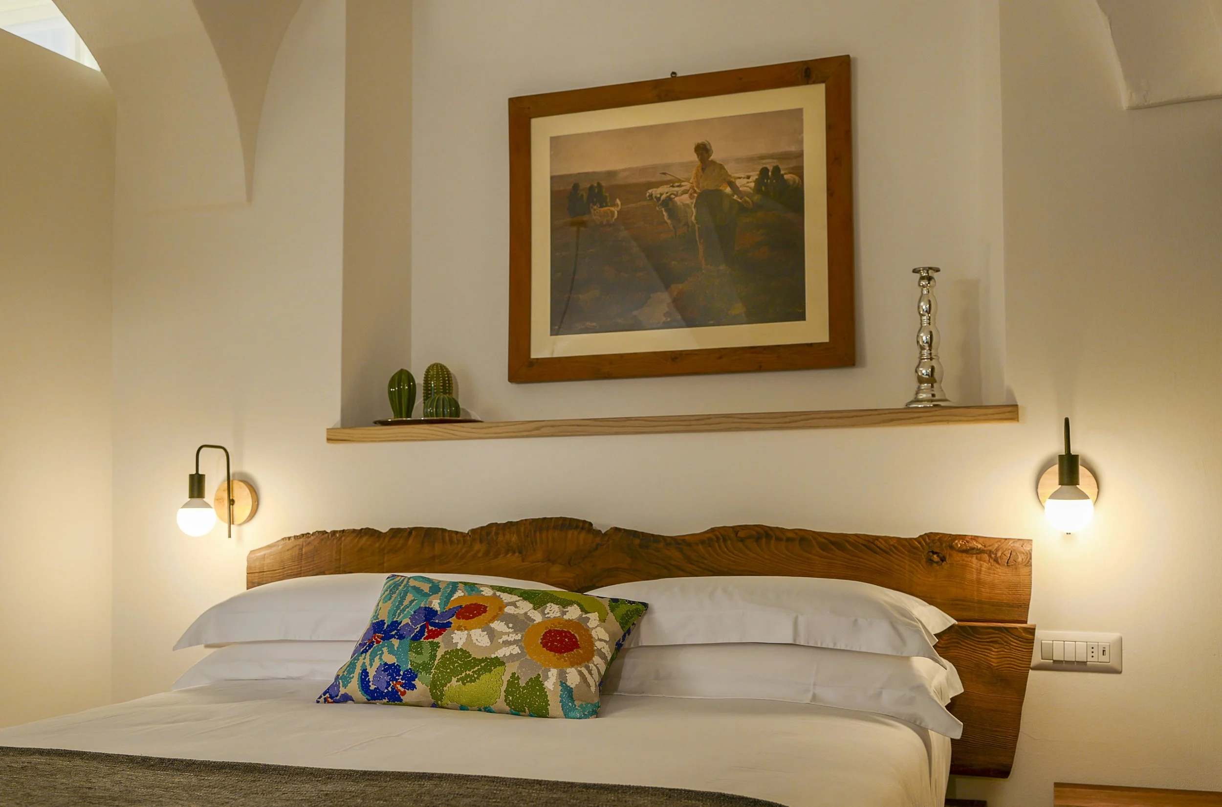 Comfortable double bedroom at Caurga Deluxe in Palazzo Giani with handcrafted furnishings and historic charm in Chiavenna.