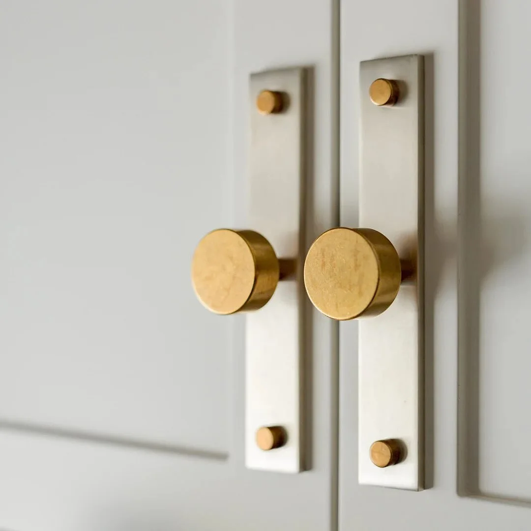 MIX Cabinet hardware - choose your finishes and make it two toned bringing a striking industrial look to interior cabinets. 
.
.
.
.
.
.
.
.
.
.
#armacmartin #cabinet #cabinethardware #hardware #elegant #industrialhome #homeandgarden #carmel #montere