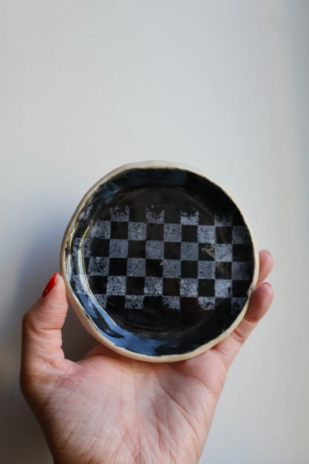Checkered dish black