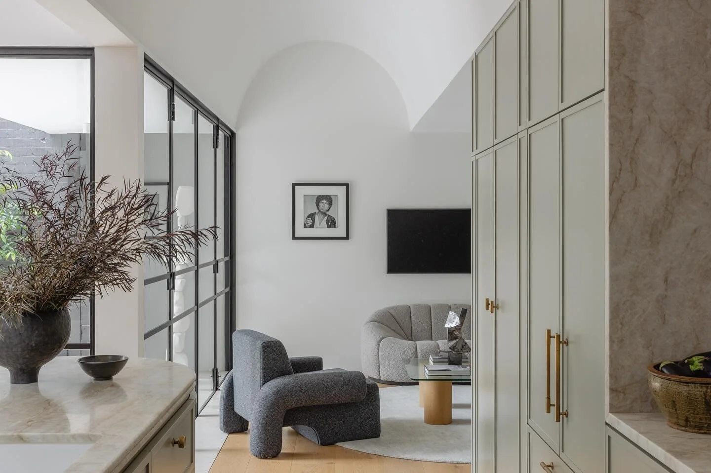 Arch Nouveau.

Photography by&nbsp;@_katlu 
Architecture and Interior Design @studio_kaaki.
Build by&nbsp;@venariprojects 
Styling by&nbsp;@hollyirvinestudio 
Landscape design by&nbsp;@even_spaces

#architecture #sydneyarchitecture #sydneyarchitects 