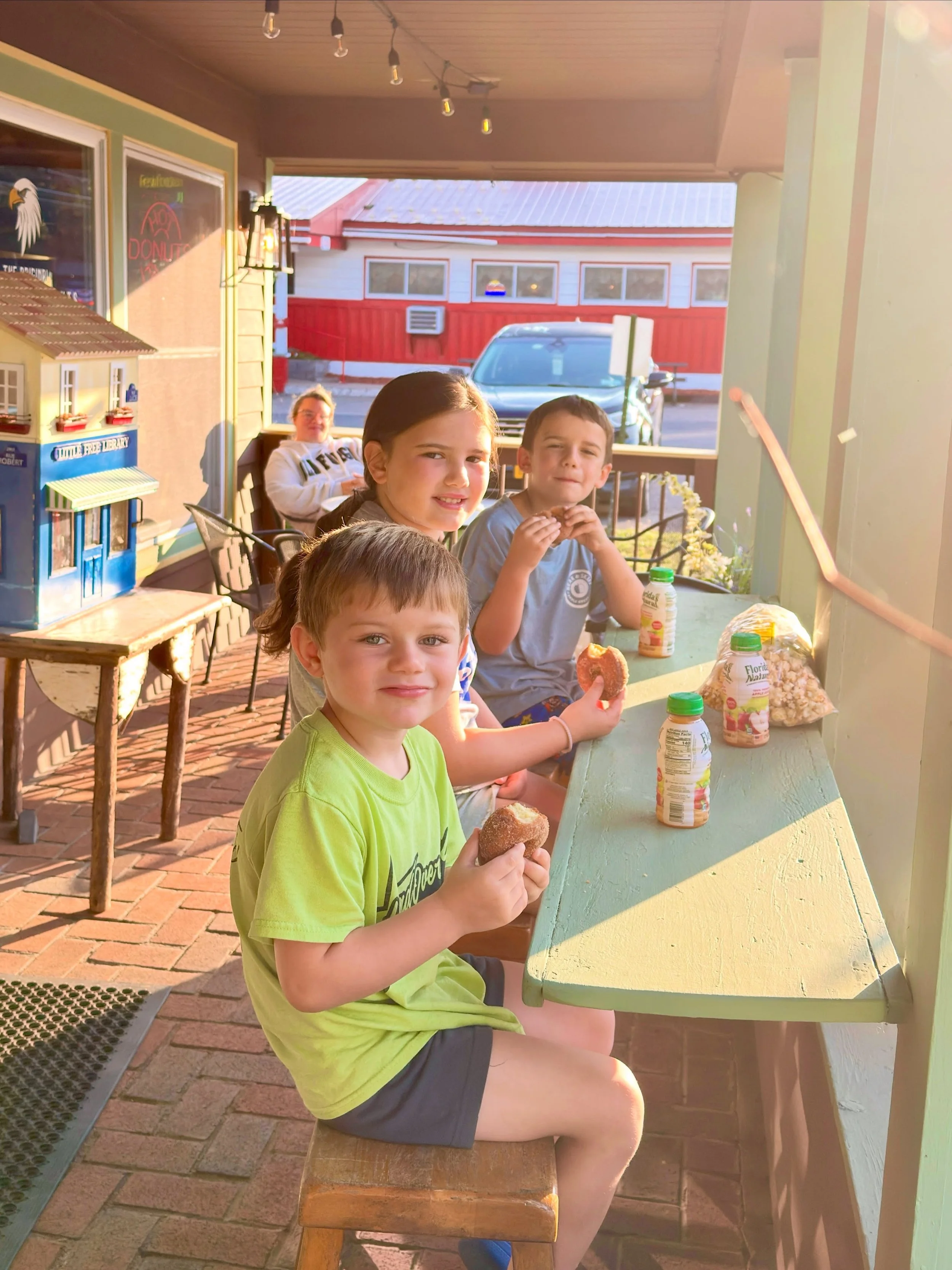 Some cuties enjoying their donuts with the morning sun! Comment your family making memories enjoying your donuts! What&rsquo;d you think? We&rsquo;re so happy to be a part of your families vacation ❤️