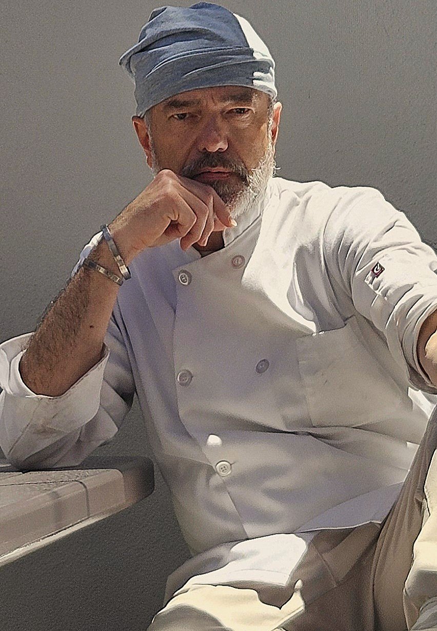 Chef Simon of Ausyria Bites. Austrian native, living in Los Angeles. Passionate Chef, with many culinary skills and uses a diverse flavor profile.
Austrian-Syrian cuisine focus, but not limited to a global approach.