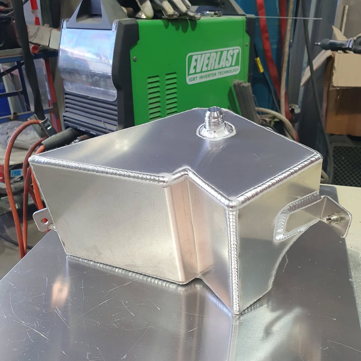 Squeezed in this aluminium tank replacement for a supercharged maloo.
#everlastwelders #aluminiumtank