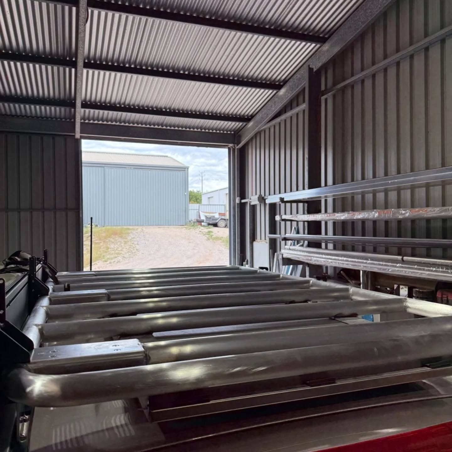 Custom Aluminium roof rack
50mm tube construction
Under rack table mount
Huge bush company 270 awning
#roofrack #bushcompany