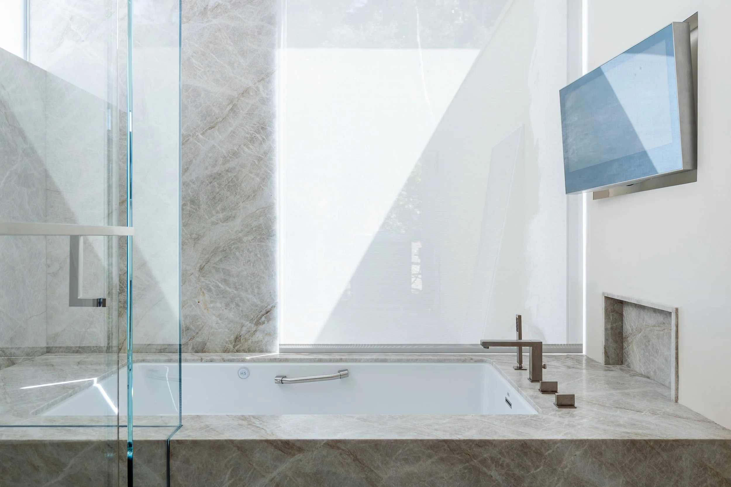 CastlePl_CLM_MasterBath_Medium_004.jpg