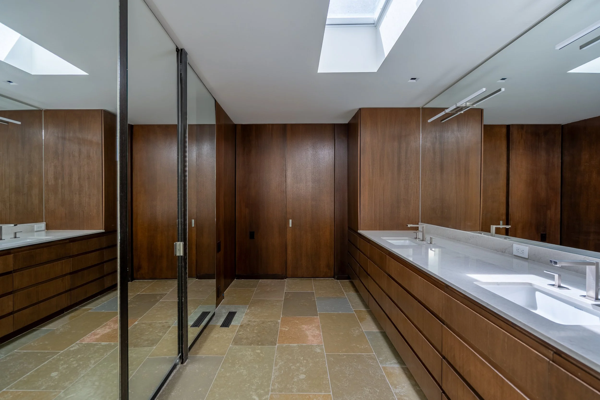 CastlePl_CLM_MasterBath_Wide_001.jpg