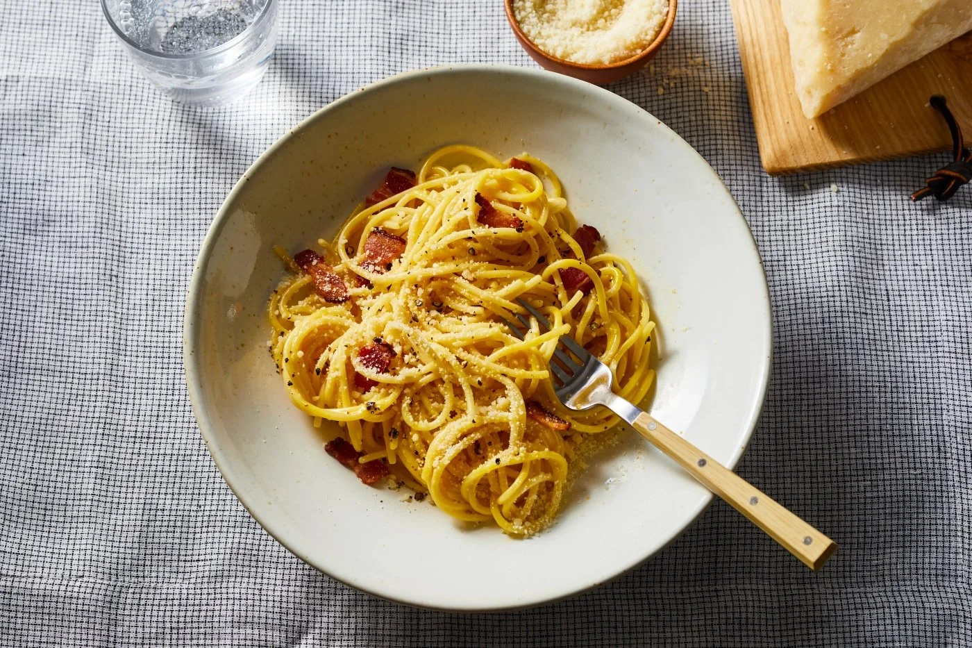 spaghetti-alla-carbonara-0120-7005062-horiz.jpeg