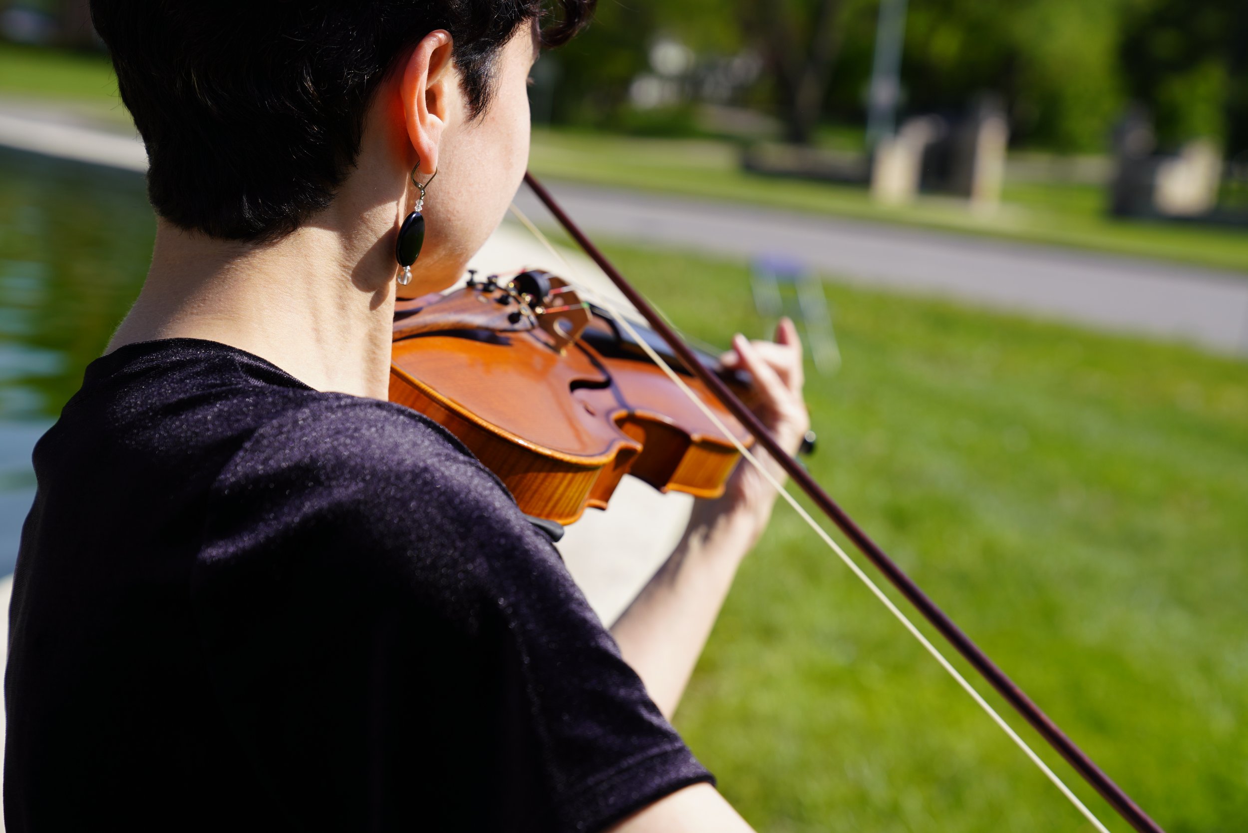 Solo violinist performing outdoors, reflecting Maple Strings’ professional live music with a simple setup for thoughtfully planned events.