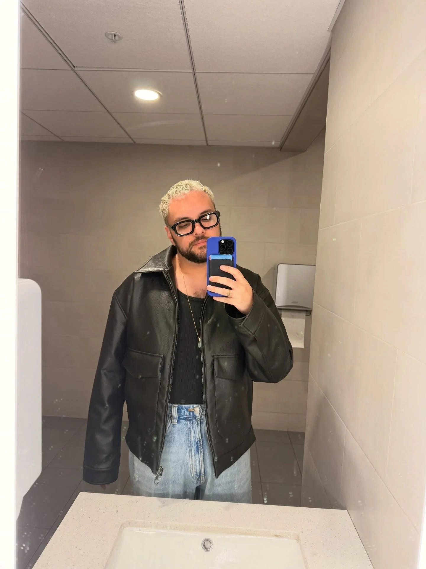 2025 me ense&ntilde;aste que la vida se disfruta m&aacute;s cuando aprendes a soltar y empiezas a confiar.

Me voy con orgullo y agradecimiento, habiendo aprendido a darme mi propio valor, incluso cuando el s&iacute;ndrome del impostor apareci&oacute