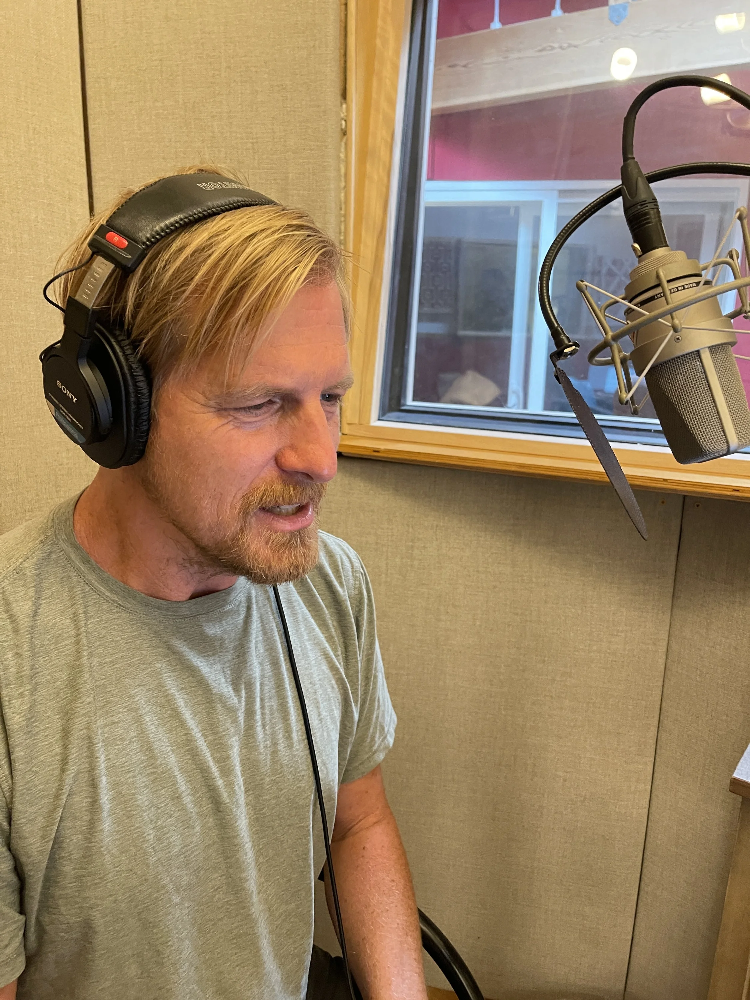Peter Giles narrating Crosshairs by James Patterson.  A series featuring Detective Michael Bennet.