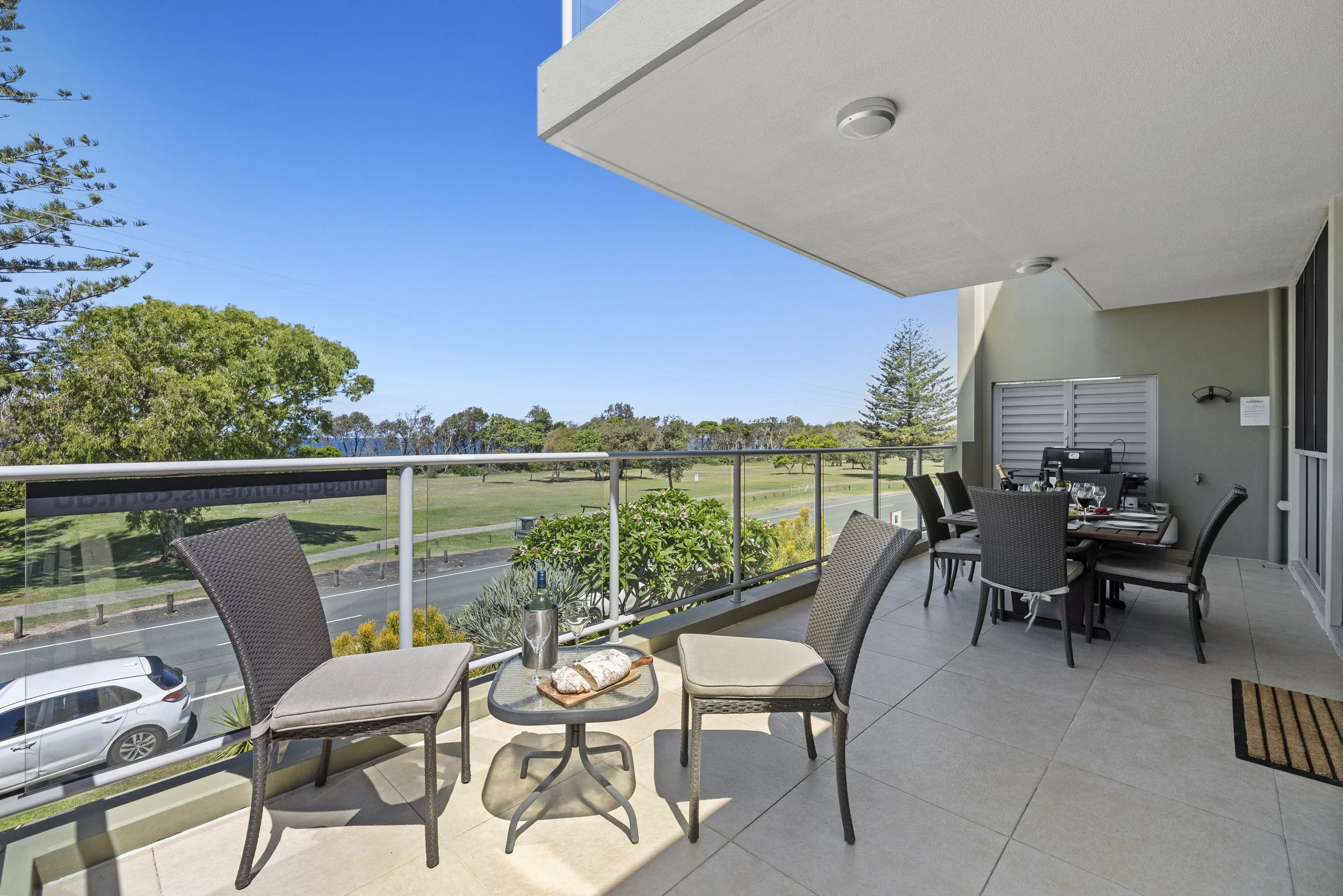 Spacious wrap-around balcony at Ming 3 Beachfront on Marine Parade with outdoor dining, comfortable seating and views towards Kingscliff Beach.
